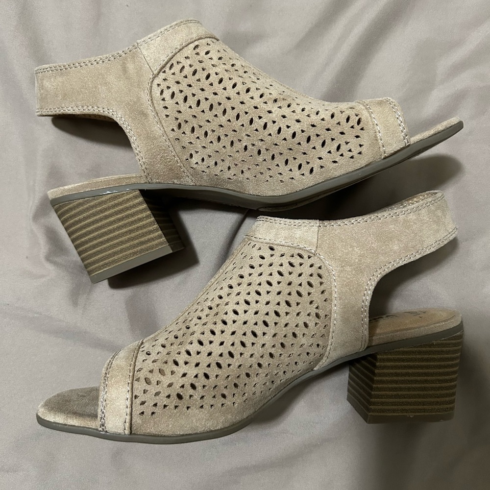 NWOT Women's Beige Block Heel Sandals